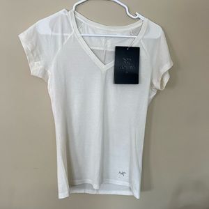 BNWT Arc’teryx A2B V-neck. 50% wool.